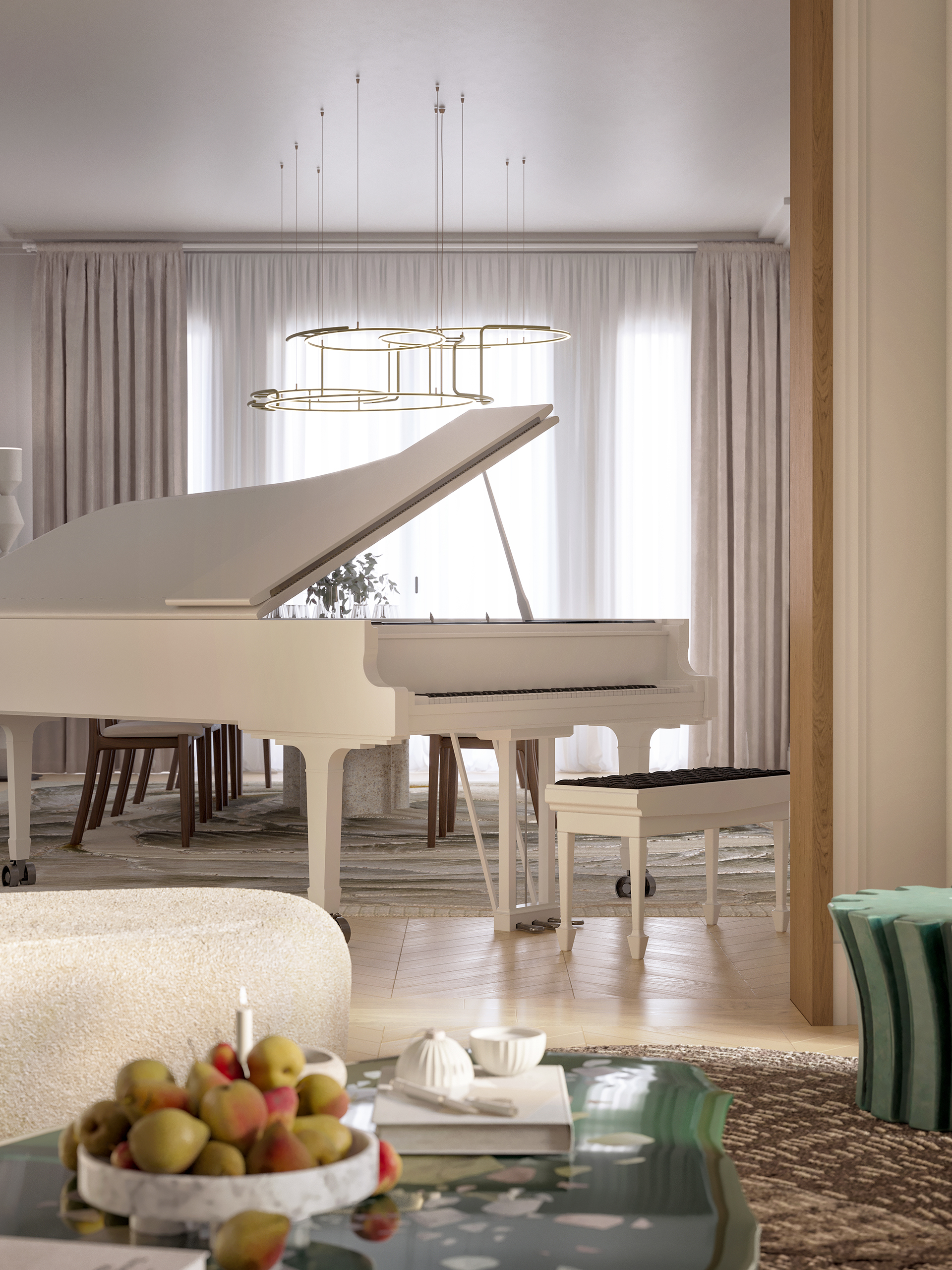 Signature – piano à queue blanc en pièce lumineuse, lustre en anneaux dorés, longs rideaux ivoire, parquet clair