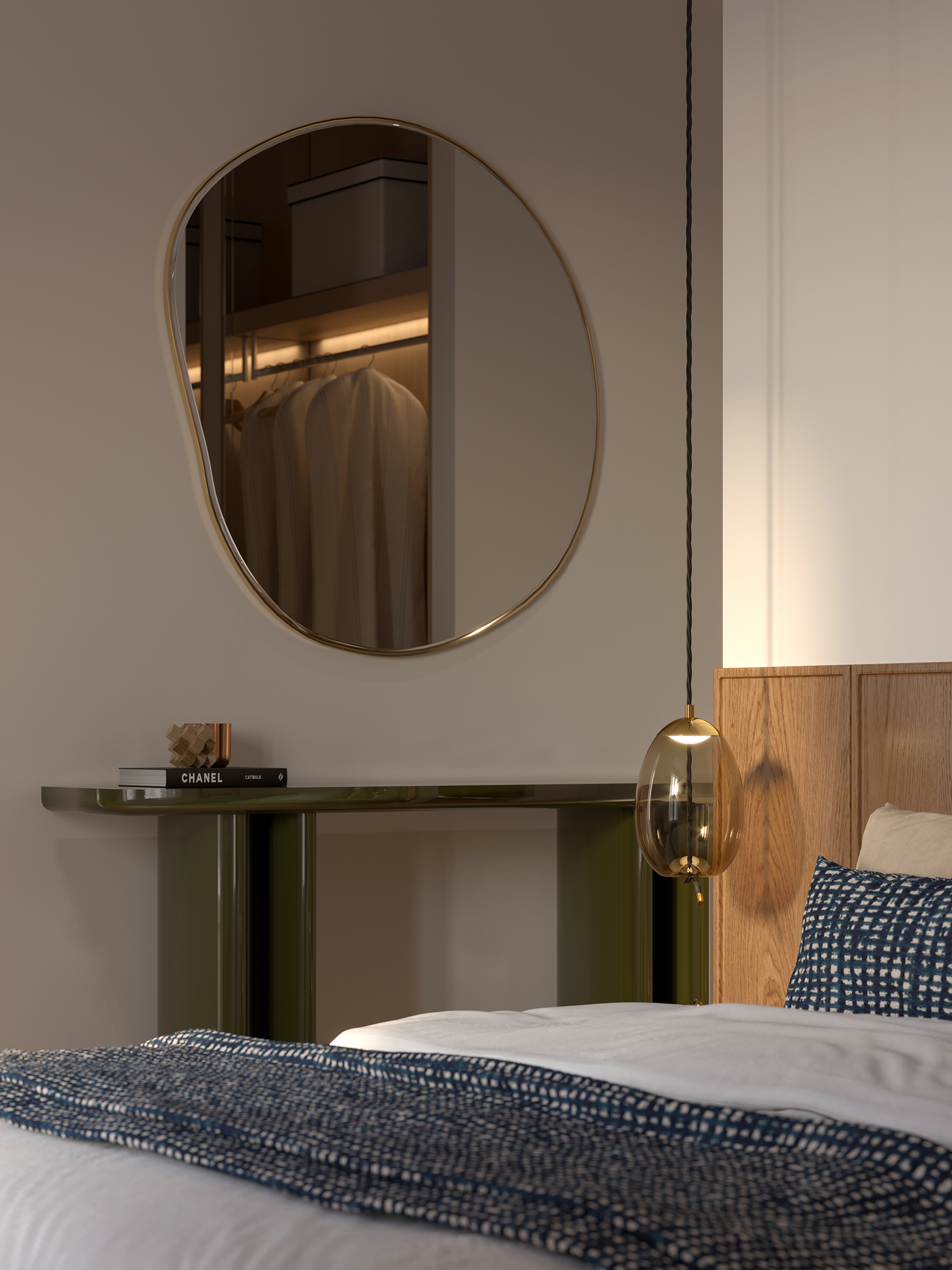 Détail chambre Signature – console laquée vert olive, miroir laiton organique, suspension ambre et tête de lit en chêne